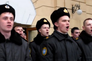 Курсанты академии ВМС пели гимн Украины на поднятии российского флага