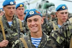 Украинские десантники покидают Крым