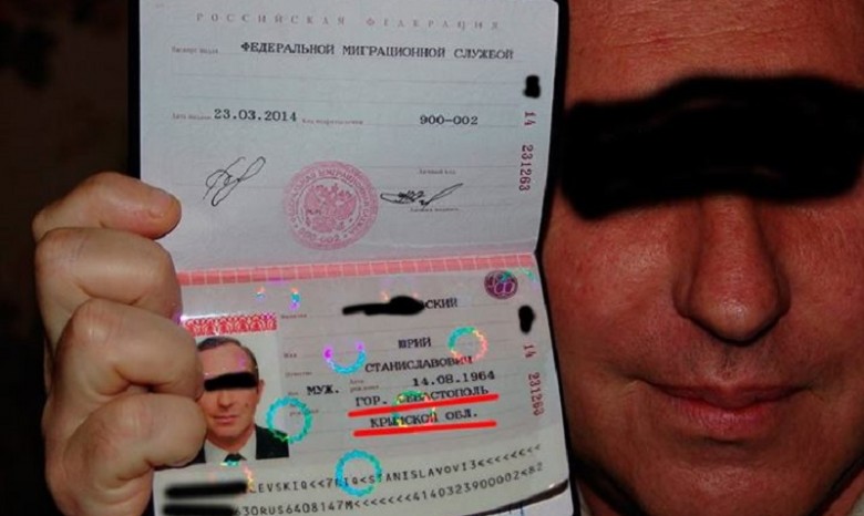 Россия выдает крымчанам паспорта граждан "Крымской области"