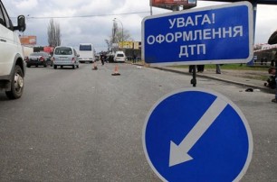 На Донбассе молдавский микроавтобус врезался в дерево: 5 погибших