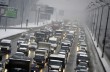 Сильный снегопад парализовал движение в Москве