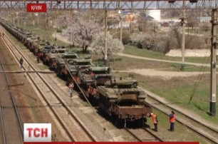 Россияне завезут в Крым сотни танков