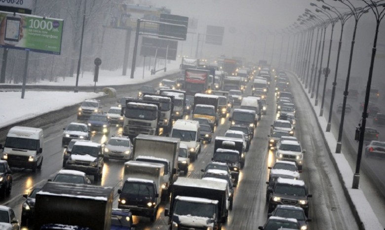 Сильный снегопад парализовал движение в Москве