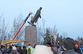 В Николаеве восстанавливают поваленный памятник Ленину