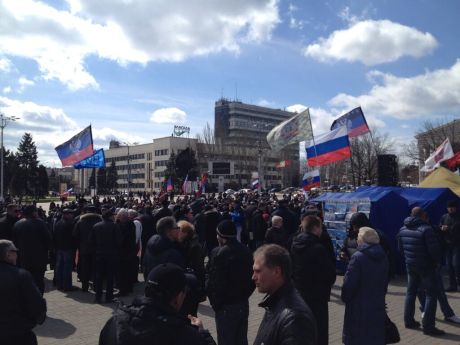 В Донецке проходит незаконный митинг за федерализацию