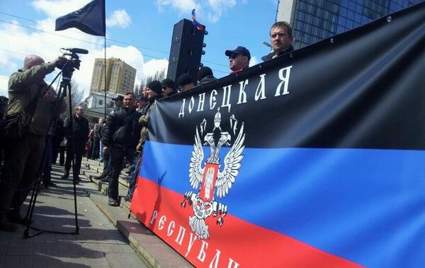 Донецкие митингующие пикетируют облсовет и офис Таруты