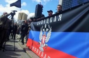 Донецкие митингующие пикетируют облсовет и офис Таруты