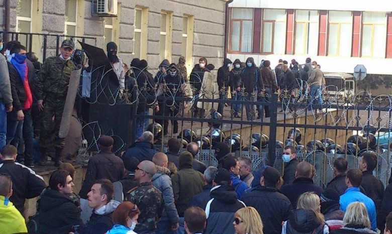 Силовики отошли от здания Донецкой ОГА