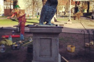 На улице Олеся Гончара в Киеве появился памятник сове