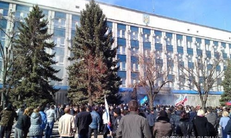 В Луганске митингующие захватили здание СБУ