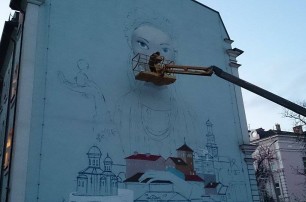 На Андреевском спуске рисуют огромное граффити