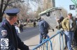 Протестующие начали строить баррикады в Луганске
