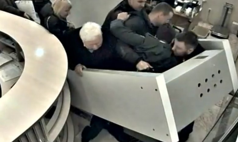 Появилось видео, где видно как Пшонка и Клименко бежали из аэропорта