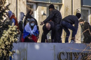 Луганские боевики взяли заложников и заминировали здание СБУ