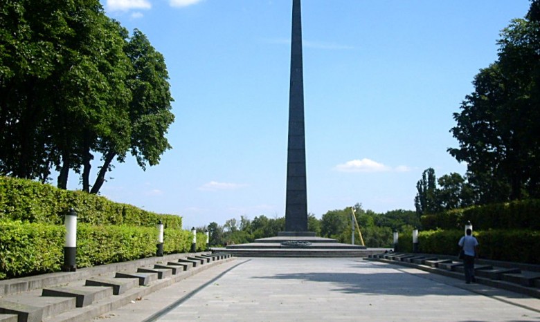 В киевском Парке Славы поставили МАФ с пивом и "семками"