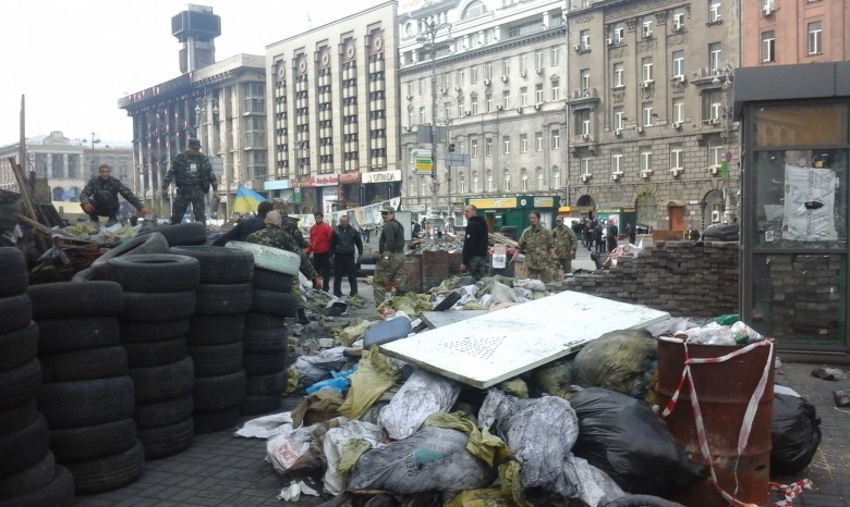 На Майдане чистят баррикады в преддверии Пасхи
