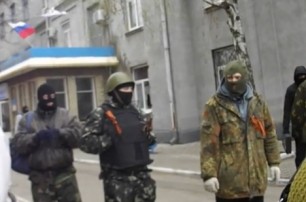 Следом за отделом милиции в Славянске захватили здание СБУ