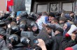 Пока в Донецке освобождали прокуратуру, в Славянске захватили отдел милиции