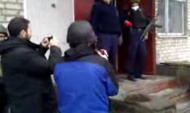 Вооруженные боевики начали штурм Горловского управления МВД - видео