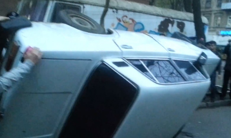 В Одессе перевернули автомобиль местного телеканала