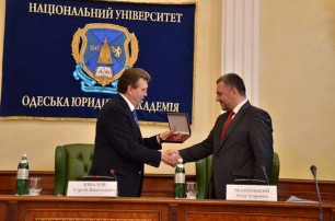 Кивалов подкупает нового Генпрокурора медальками