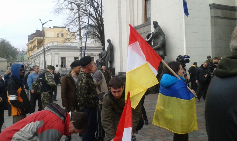 Самооборона Майдана вместе с одесскими активистами пикетируют Раду