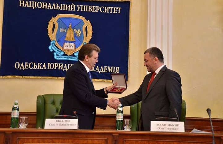Кивалов подкупает нового Генпрокурора медальками