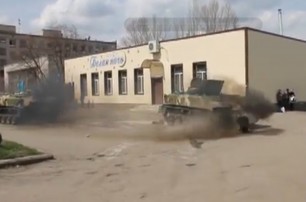 В Славянске боевики дрифтуют на захваченной бронетехнике