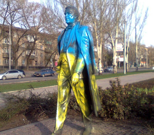 Памятник Кобзону в Донецке покрасили в цвета украинского флага