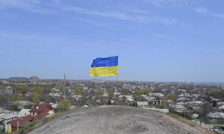 В Стаханове обстреляли школьников за украинский флаг