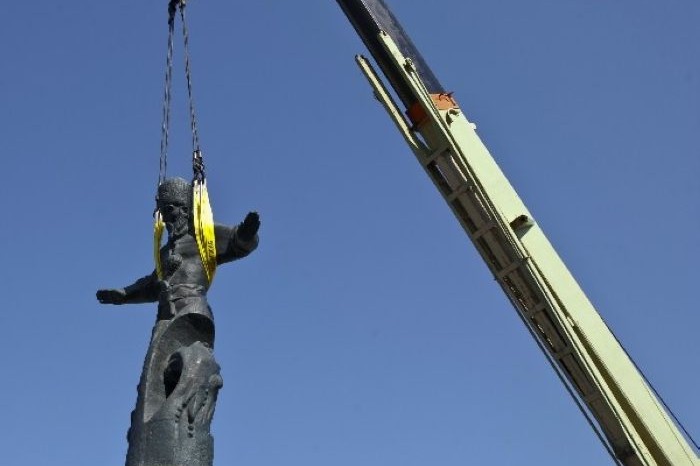 В Севастополе снесли памятник гетману Сагайдачному