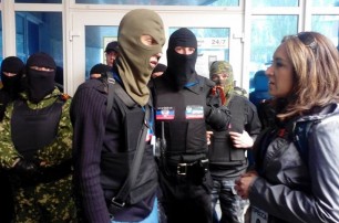 Пророссийские активисты взяли в осаду офис Приватбанка в Донецке