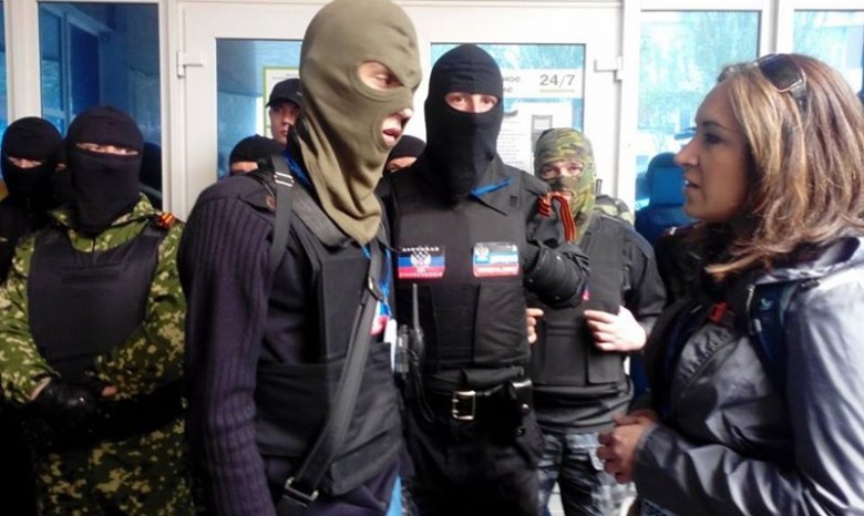 Пророссийские активисты взяли в осаду офис Приватбанка в Донецке