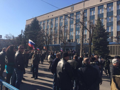 Милиционеры отказываются сдавать оружие захватчикам в Луганске