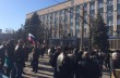 Милиционеры отказываются сдавать оружие захватчикам в Луганске