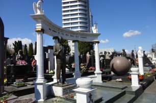 Киевские кладбища превращаются в свалки