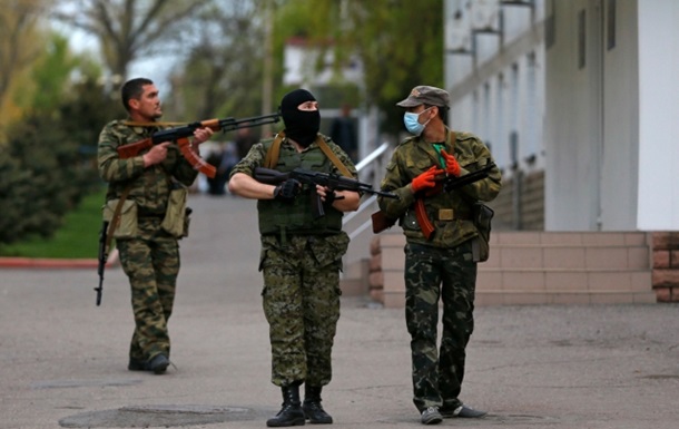 Вооруженные люди готовятся штурмовать воинскую часть в Донецке