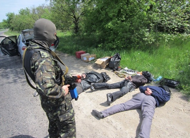 Под Славянском поймали боевиков, перевозивших 100 тыс. уже заполненных бюллетеней
