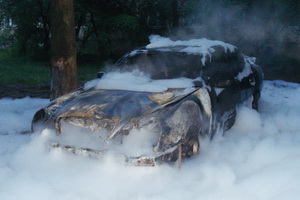 В Киеве сгорел припаркованный Mercedes