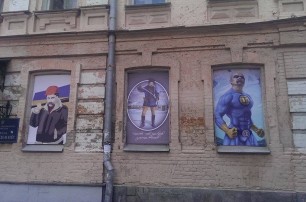 В окнах возле Майдана появился Шевченко с битой и шинами