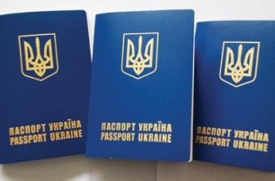 Киевляне массово начали оформлять загранпаспорта