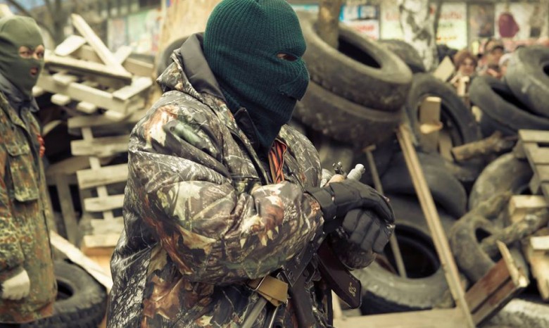 Возле Донецка появился блокпост с вооруженными людьми