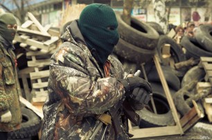 Возле Донецка появился блокпост с вооруженными людьми