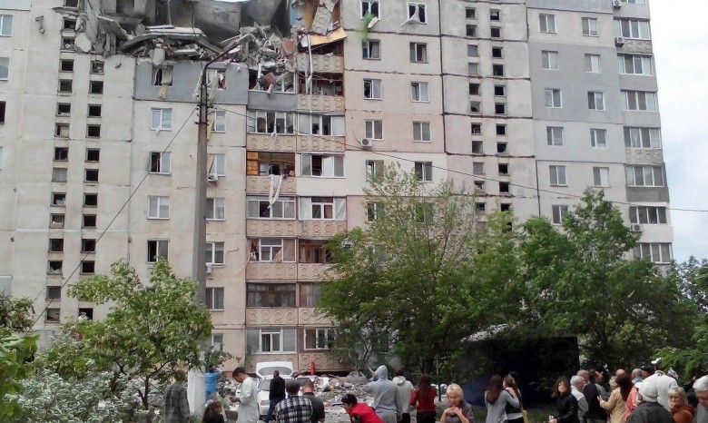 Под завалами взорванного дома в Николаеве до сих пор находятся двое студенток