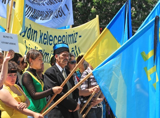 Крымских татар отправляют митинговать на кладбище