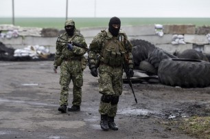 В Луганске обстреляли машину, убили водителя и ранили прохожих