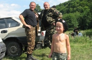 Дмитрий Ярош примерил на сына солдатские берцы