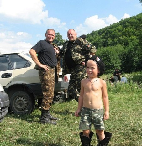 Дмитрий Ярош примерил на сына солдатские берцы