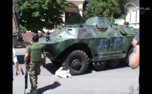 В центре Мариуполя появились БРДМ и боевики с автоматами
