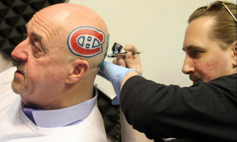 Канадский мэр сделал «тату» с логотипом хоккейного клуба на голове